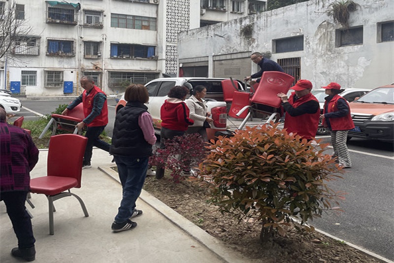 我為群眾辦實(shí)事||黨建引領(lǐng)送溫暖，愛(ài)心座椅進(jìn)社區(qū)