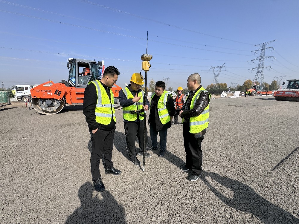 以“智”提“質(zhì)”，創(chuàng)新引領(lǐng)未來｜路橋集團(tuán)赴現(xiàn)場考察拓普康3DmmGPS攤鋪技術(shù)